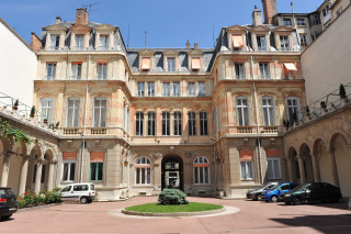 Cours de lhôtel du gouverneur ©Tous droits réservés