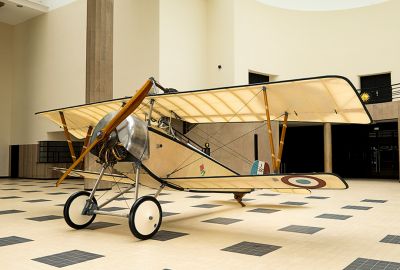Nieuport XI dans la salle des huits colonnes © Muse&#769;e de l'Air et de l'Espace