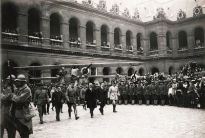 4 juillet 1917 le général Pershing marche à grands pas dans la cour d’honneur de l’Hôtel des (c) Paris, musée de l'Armée - Dist. RMN-Grand Palais
