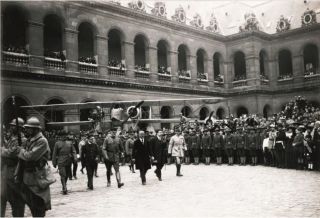 4 juillet 1917 le général Pershing marche à grands pas dans la cour d’honneur de l’Hôtel des (c) Paris, musée de l'Armée - Dist. RMN-Grand Palais