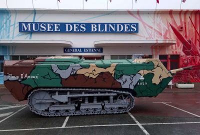 Char Saint-Chamond devant le muse des Blinds de Saumur