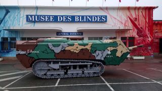 Char Saint-Chamond devant le musée des Blindés de Saumur