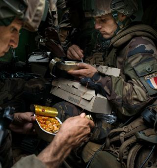 Légionnaires français mangeant leurs rations dans leur VAB   © Paris – Musée de l’Armée, Dist. RMN-Grand Palais / Édouard Elias   © Édouard Elias