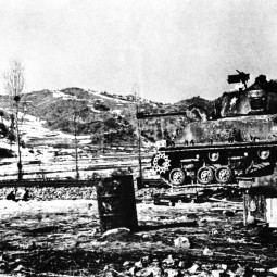 Utilisés comme artillerie fixe, les blindés fournissent un appui précieux aux défenseurs du camp retranché, février 1951 (ECPAD, D54-02-126)