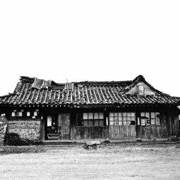 Poste de commandement du général Monclar. Ce bâtiment existe toujours et a été réhabilité, 1951. (ECPAD, D54-03-194)