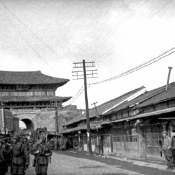 Avant les premiers combats, les volontaires français font connaissance avec la Corée. Ici à Suwon, décembre 1950 (ECPAD, D54-16-416)