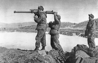 Peu après leur arrivée en Corée, les volontaires français se familiarisent avec l'armement américain, comme ce tireur au canon de 57 mm sans recul, décembre 1950 (ECPAD, D54-2-116)