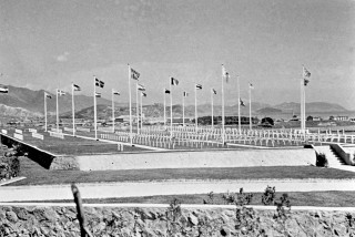 Cimetière des Nations-Unies de Tan-Gock près de Pusan, qui accueille aujourd’hui encore les corps de 44 volontaires (ECPAD, F53-201 L38)