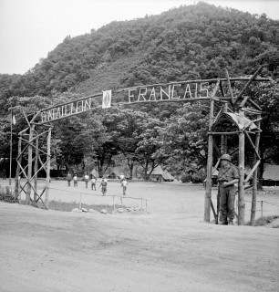 Entrée du camp de repos du BF/ONU à Kaepyong, 1952 (ECPAD, F52-109 R31)