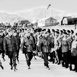 Le président américain Eisenhower, accompagné des généraux Clark (commandant en chef des forces des Nations-Unies) et Van Fleet (commandant de la VIIIe Armée), passe en revue le Bataillon français, décembre 1952 (ECPAD, D54-11-281)