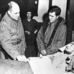 Le général Ridgway vient de remettre la Silverstar à un grand blessé de la bataille de Wonju (hôpital de Tokyo), [1951]. (ECPAD, D54-02-171)