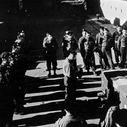 Après une cérémonie, les corps sont envoyés au Japon puis rapatriés par la mission militaire française, ici en décembre 1952 (ECPAD, F53-201 L46)