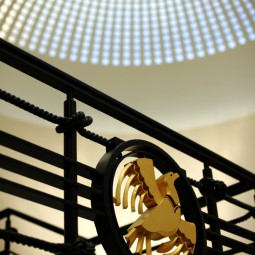 Détail ornemental de la Salle des Huit Colonnes, hall du musée situé dans l'aérogare historique 