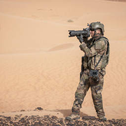 25 juin 2013, Mali - Soldat de l'image sur le terrain © Sébastien Dupont/ECPAD/Défense/2013ECPA006S054_013